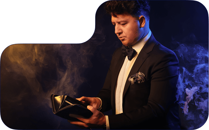 Michał Siejda trzyma portfel