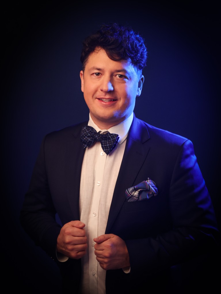 Michał Siejda uśmiecha się i patrzy przed siebie