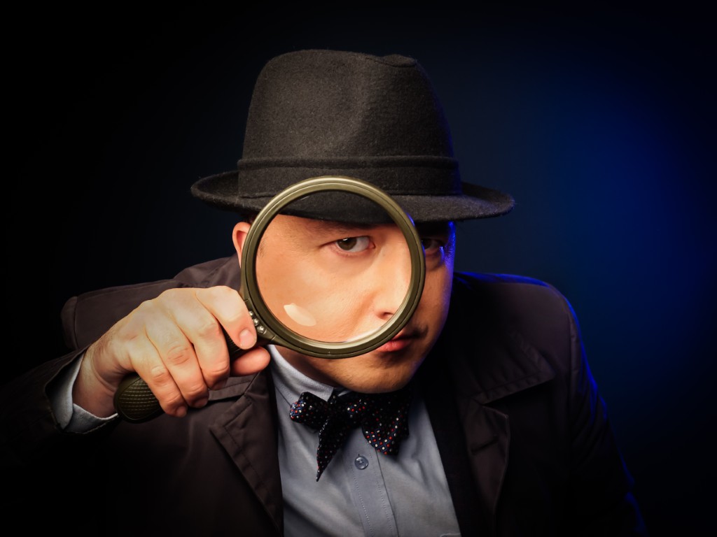 Michał Siejda z lupą